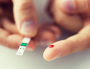 Imagem mostrando dedo com gota de sangue em pacientes com diabetes